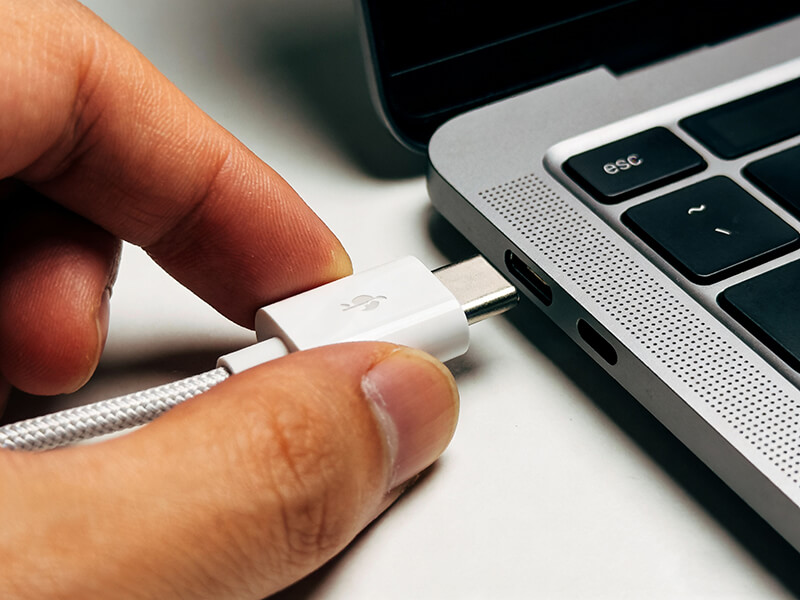 USB C insert the Laptop USB C Port